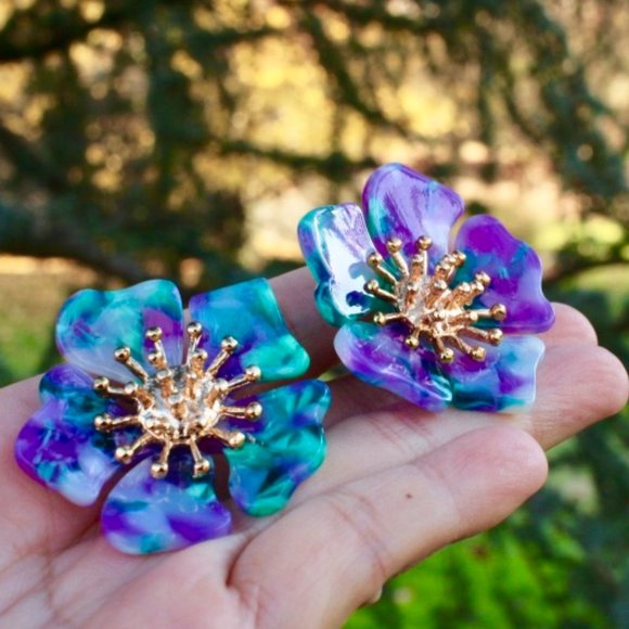 Flowers in bloom Tortoise Big Gold Stud Earrings - Picture 10 of 12